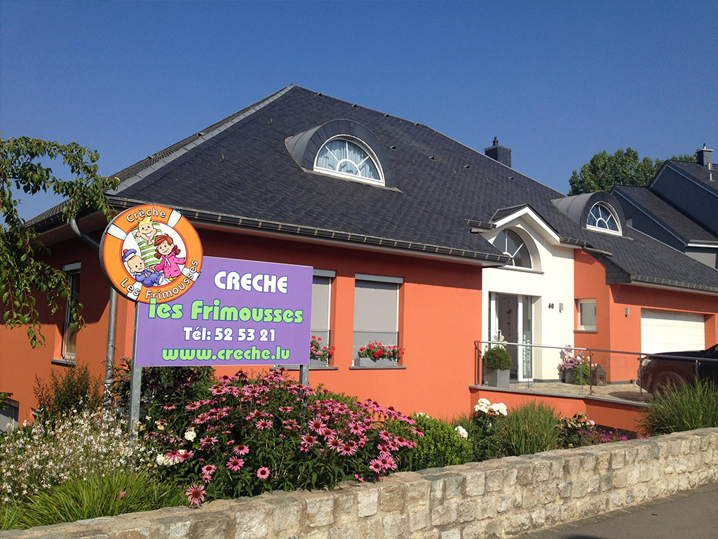 Crèche Les Frimousses, vue de biais de la façade