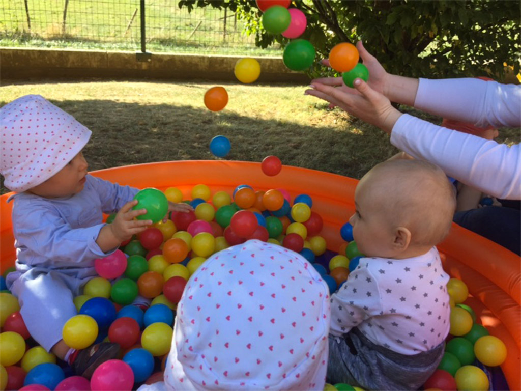 Crèche Les Frimousses, piscine à balles