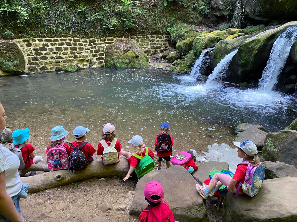 Crèche Les Frimousses sortie, enfants autours d'un étang